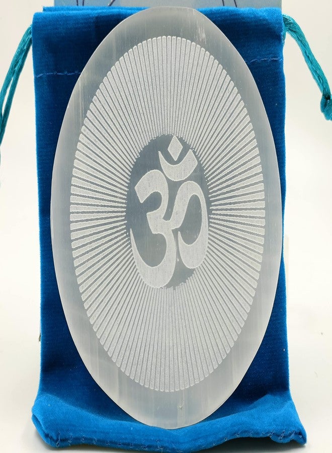 FENGSHUI AGATE لوحة شحن من العقيق السيلينيت بنمط ثلاثي الأبعاد محفور عليها رمز أوم، تستخدم في علاج الريكي وفي كريستال الفينغ شوي. - Image 1